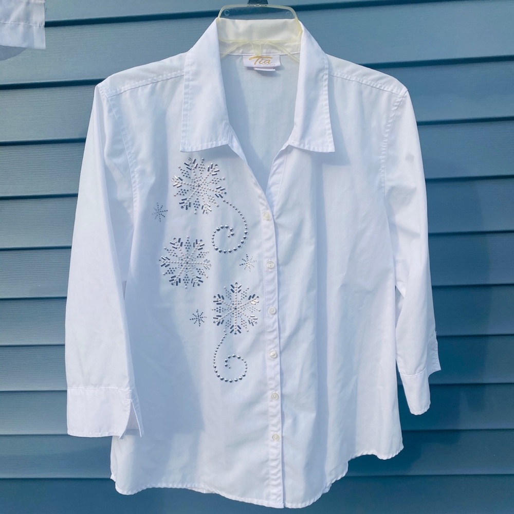 Adorable button down snowflake design top.